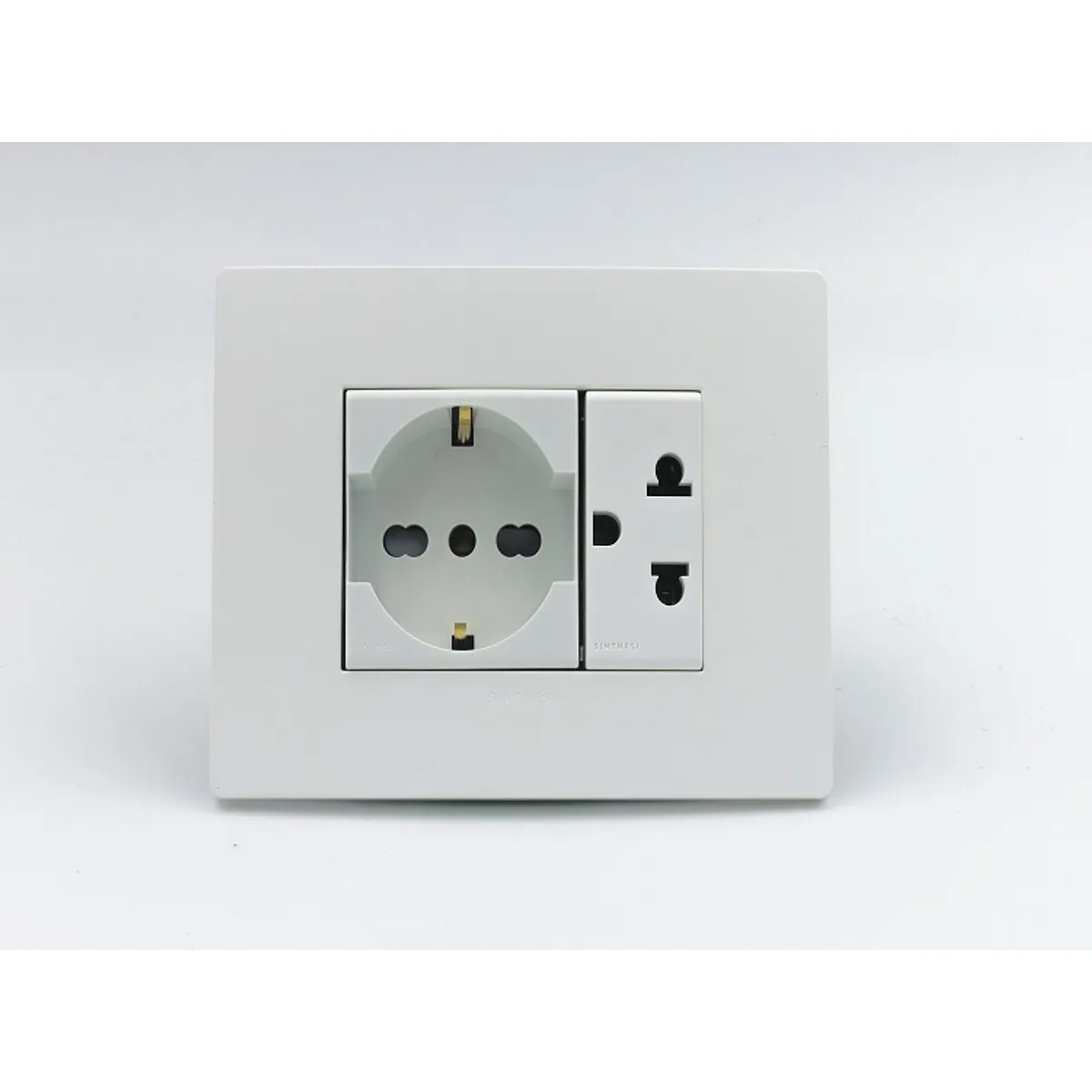 SINTHESI - TOMACORRIENTE DOBLE SCHUKO Y UNIVERSAL S33 PLACA BLANCA MATE
