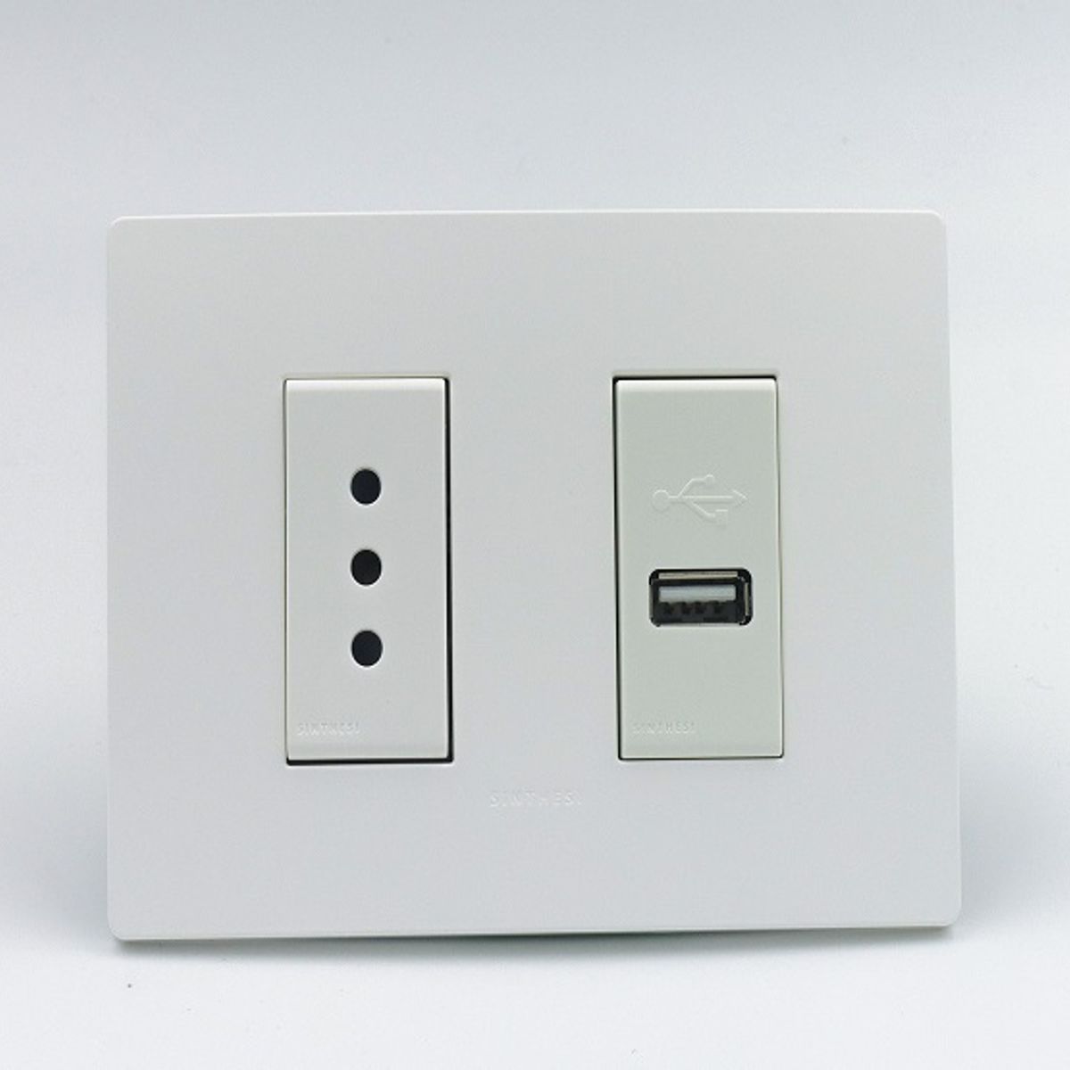 SINTHESI - TOMACORRIENTE DOBLE 3 EN LINEA Y USB TIPO A S33 PLACA BLANCA MATE