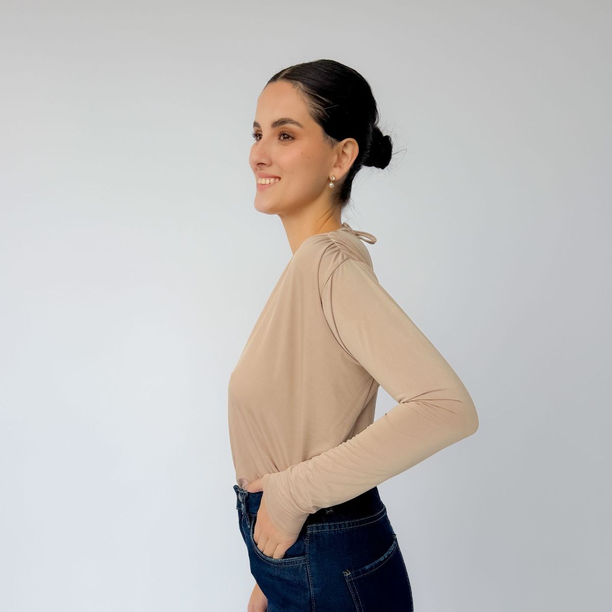 INTROSPECTIVA MODA - BLUSA MANGA LARGA CON ELÁSTICO EN LA CINTURA MODELO CHIARA