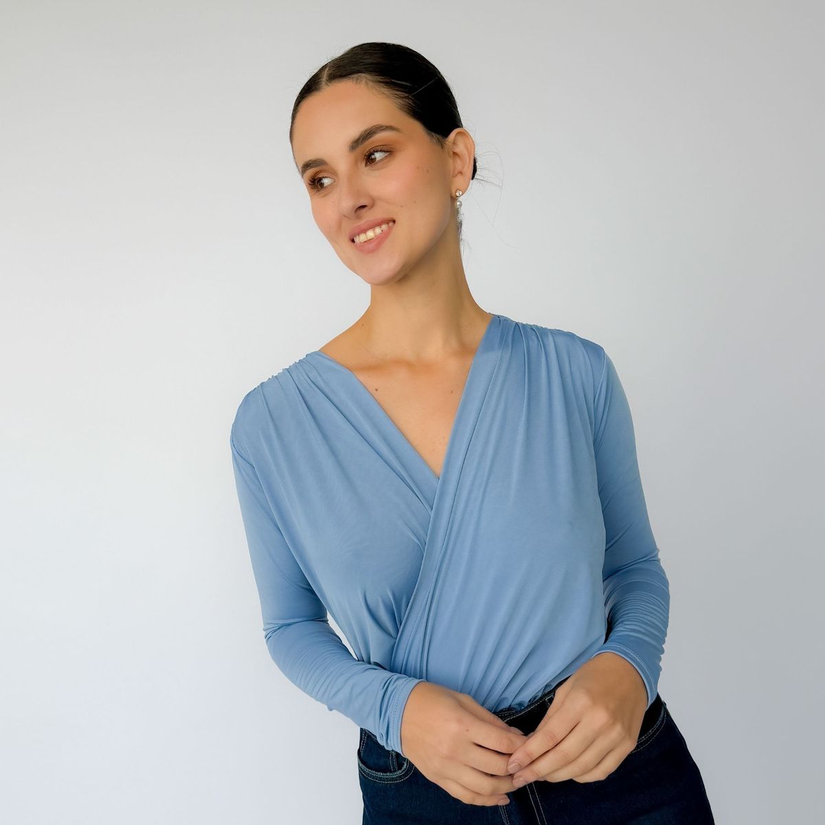 INTROSPECTIVA MODA - BLUSA MANGA LARGA CON ELÁSTICO EN LA CINTURA MODELO CHIARA