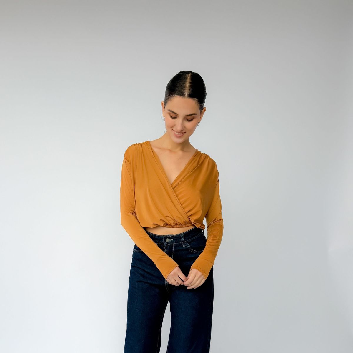 INTROSPECTIVA MODA - BLUSA MANGA LARGA CON ELÁSTICO EN LA CINTURA MODELO CHIARA