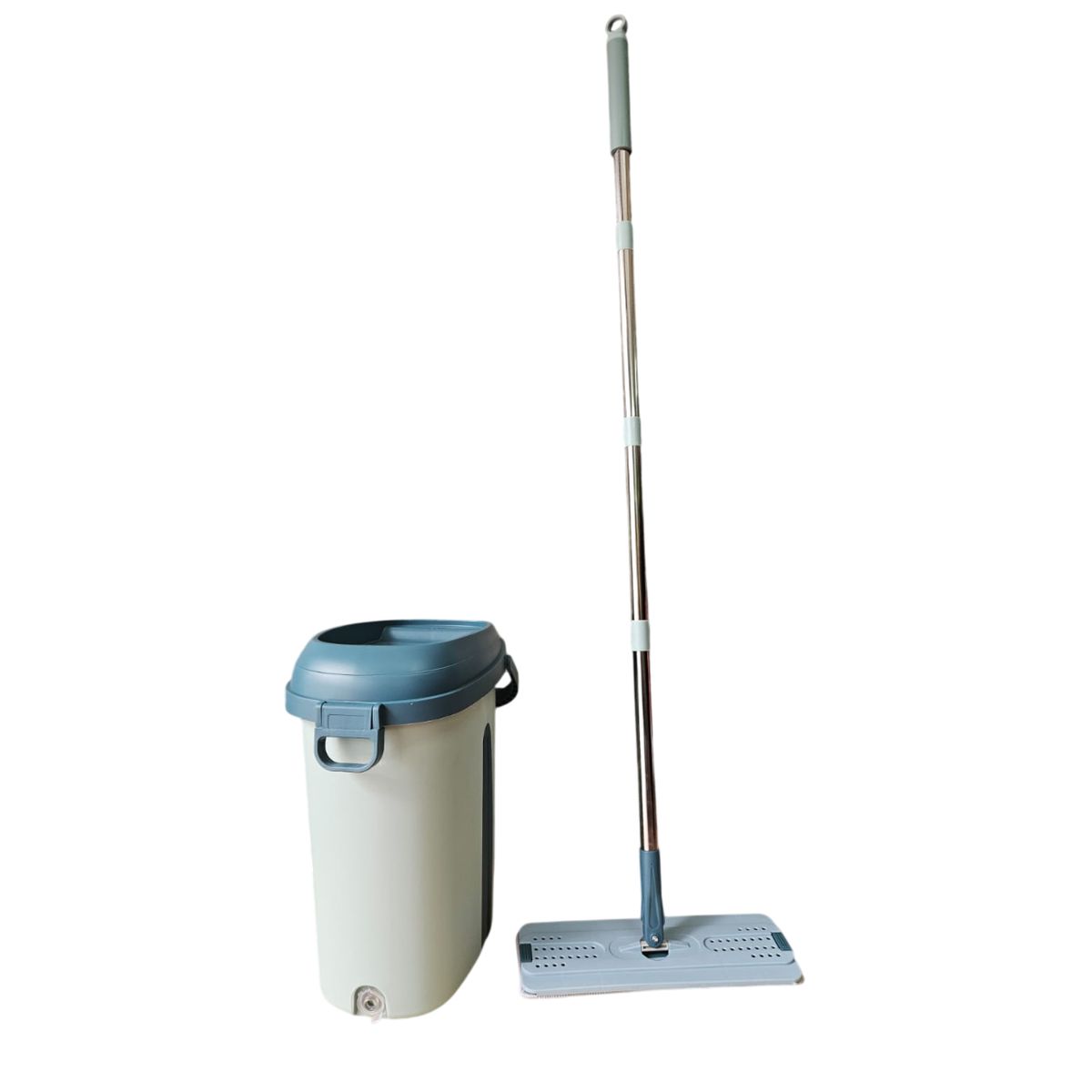 GENERICO - TRAPEADOR PLANO DE MICROFIBRA CON CUBO DE LIMPIEZA