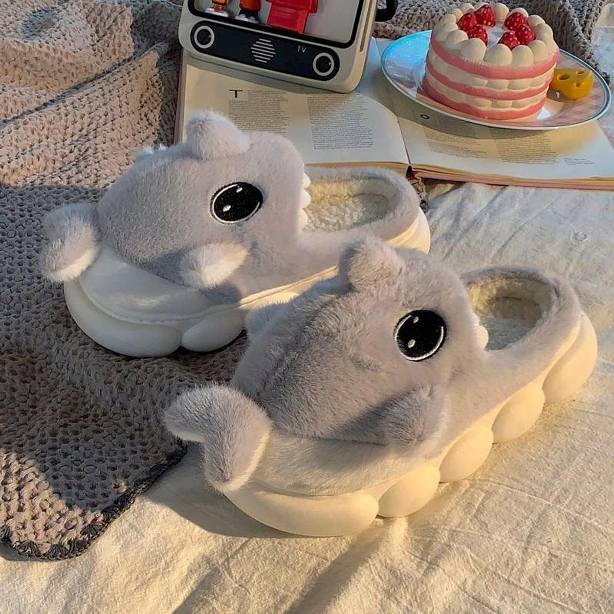 GENERICO - PANTUFLAS CON PELUCHE MODELO TIBURON