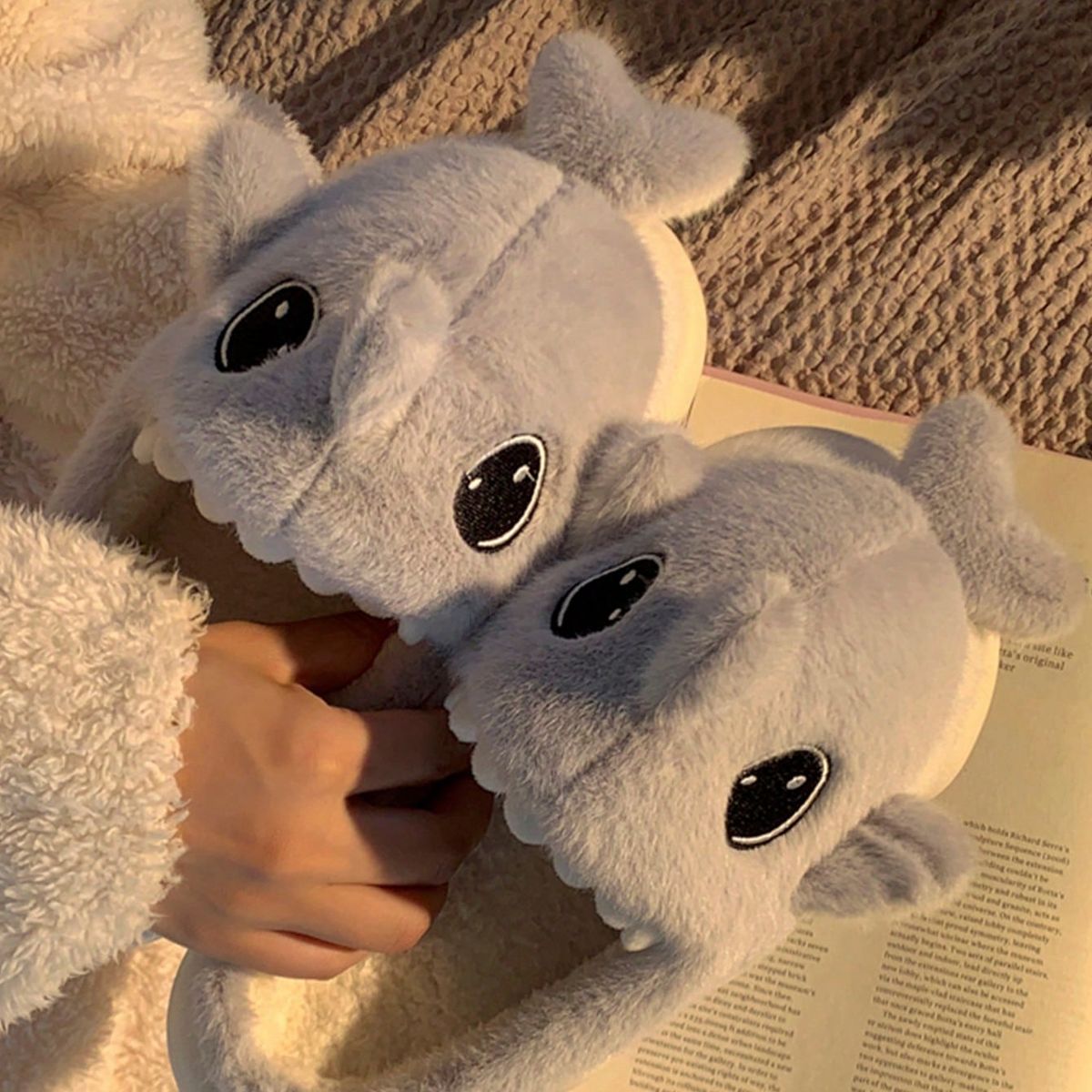 GENERICO - PANTUFLAS CON PELUCHE MODELO TIBURON