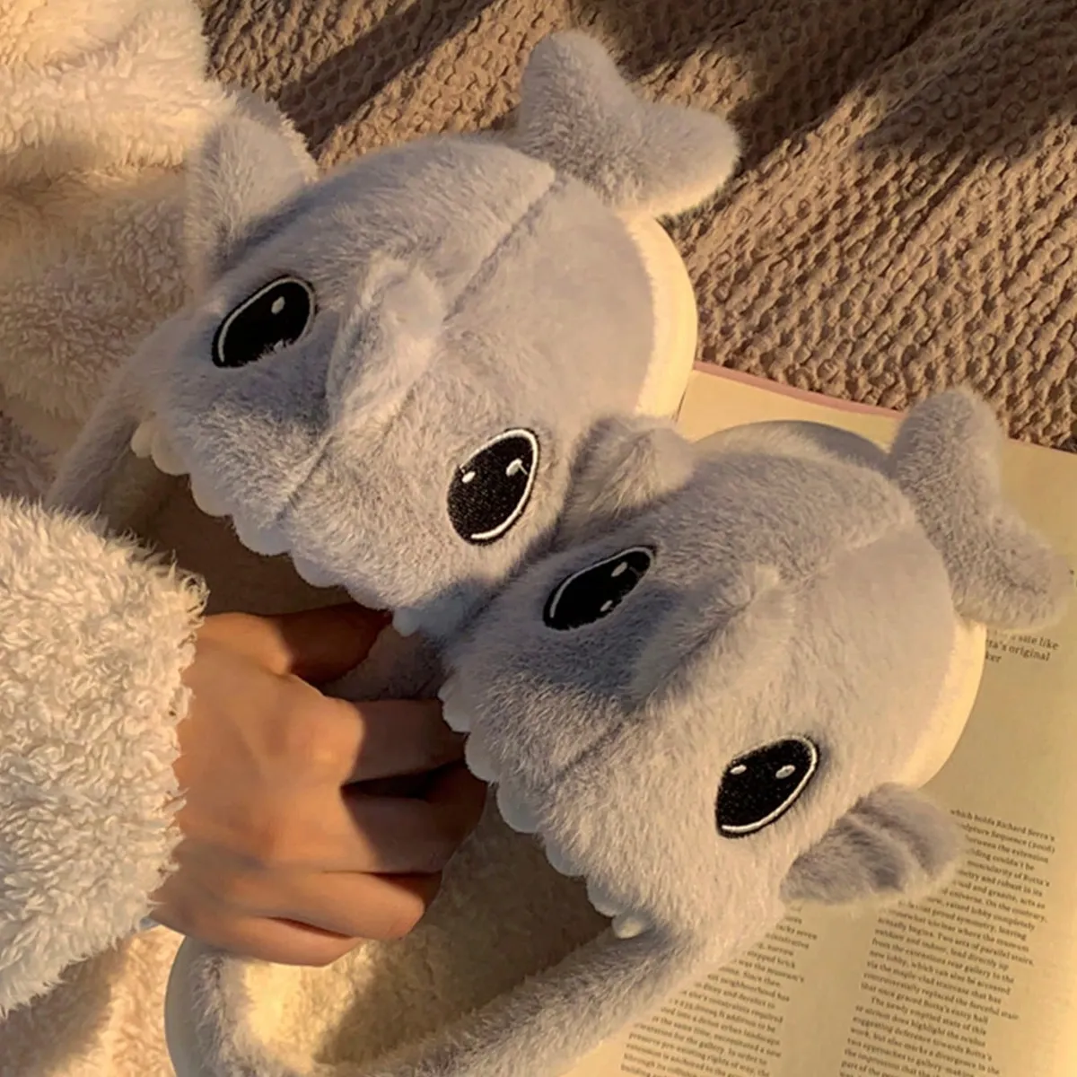 GENERICO - PANTUFLAS CON PELUCHE MODELO TIBURON