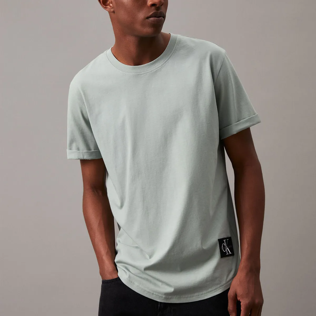 CALVIN KLEIN - CAMISETA BADGE TURN UP SLEEVE