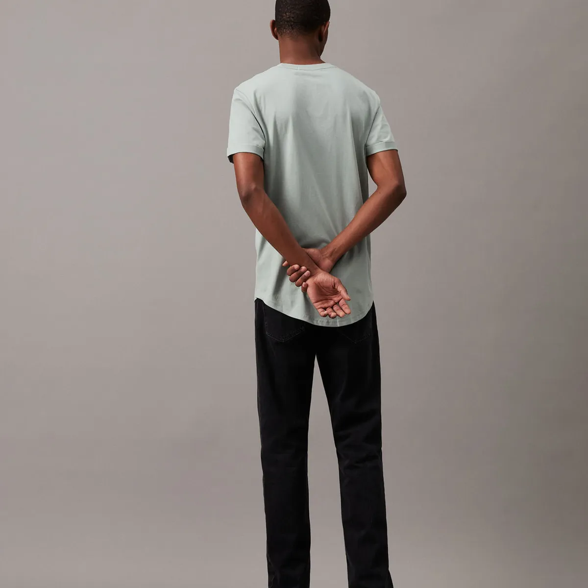 CALVIN KLEIN - CAMISETA BADGE TURN UP SLEEVE