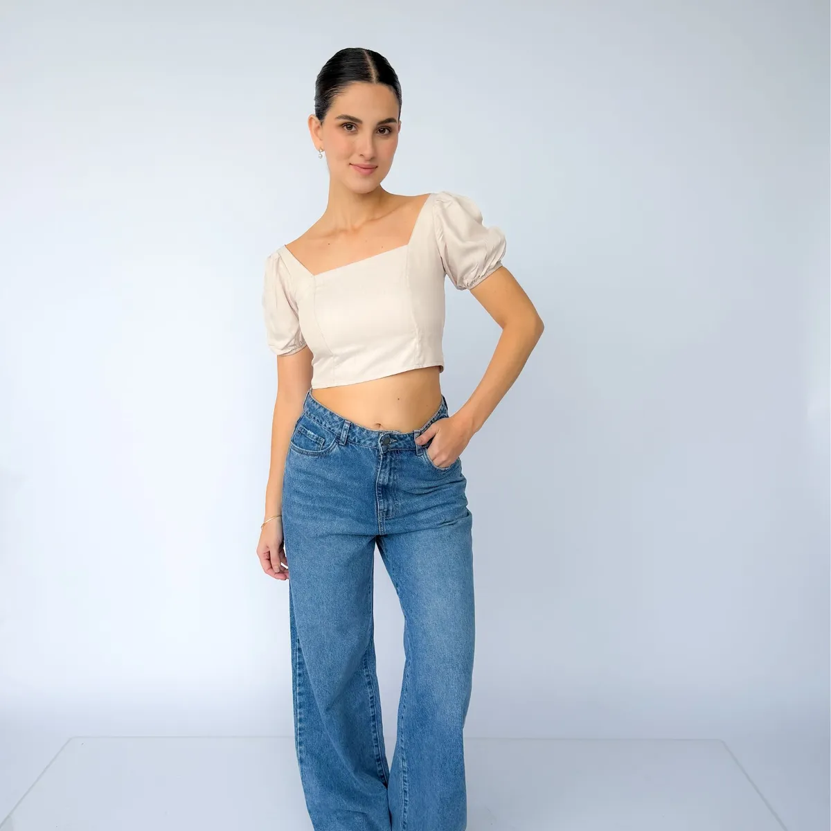 INTROSPECTIVA MODA - BLUSA CON TIRAS EN LA ESPALDA REGULABLE MODELO MADRID