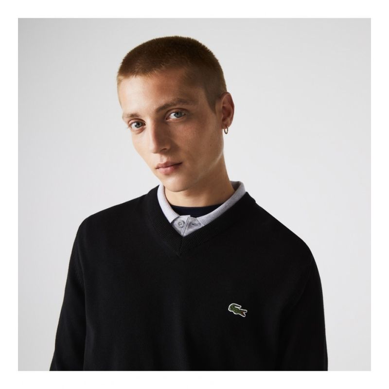 LACD - CHOMPA LACOSTE MODELO AH1951 CUELLO V NEGRO