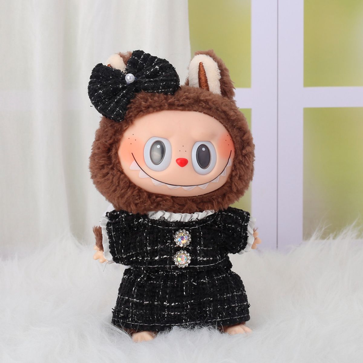 DISEÑO ORIGINAL - Ropa para Labubu Vestido Negro Cuadros con Broche