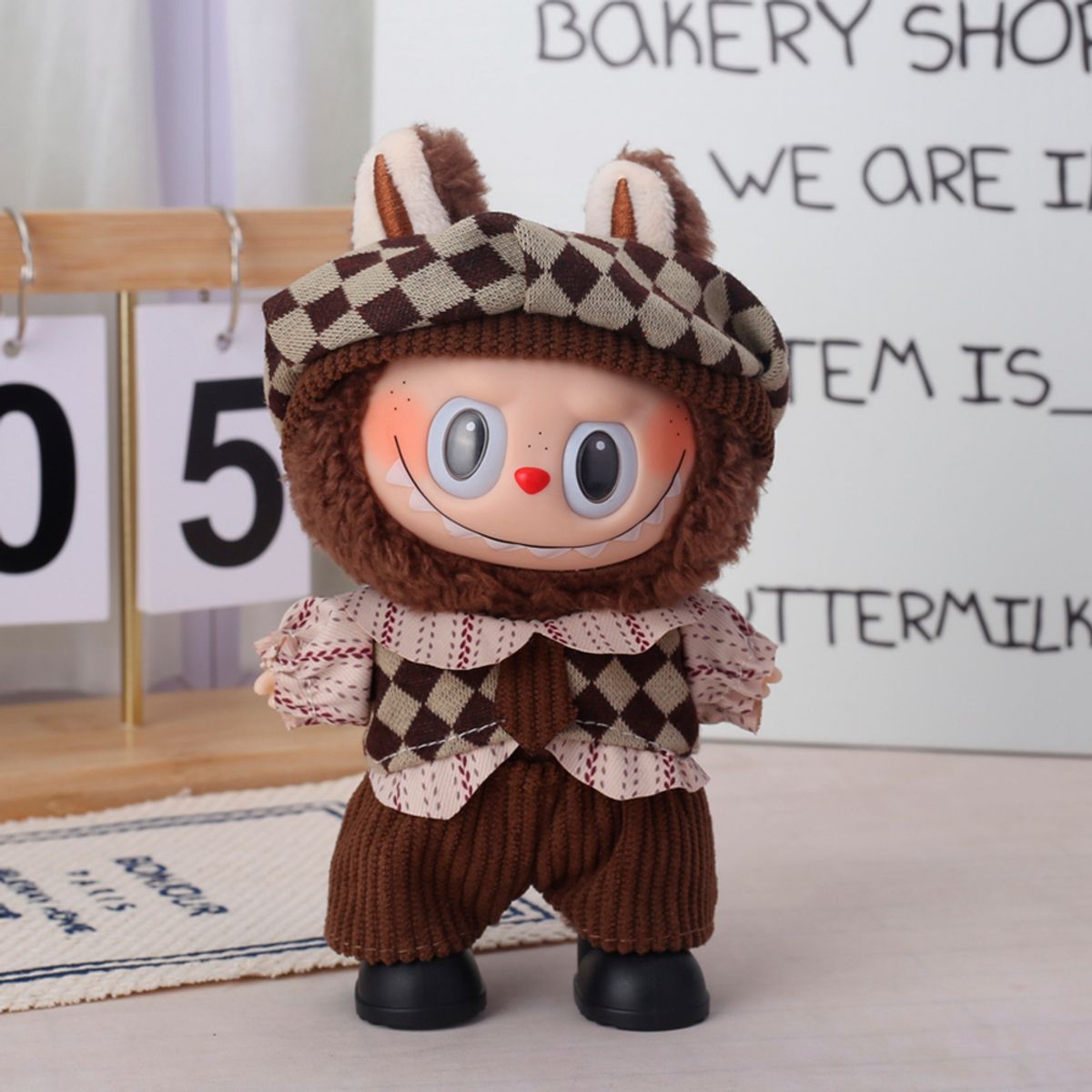 DISEÑO ORIGINAL - Ropa para Labubu Conjunto Cafe Cuadros y Boina
