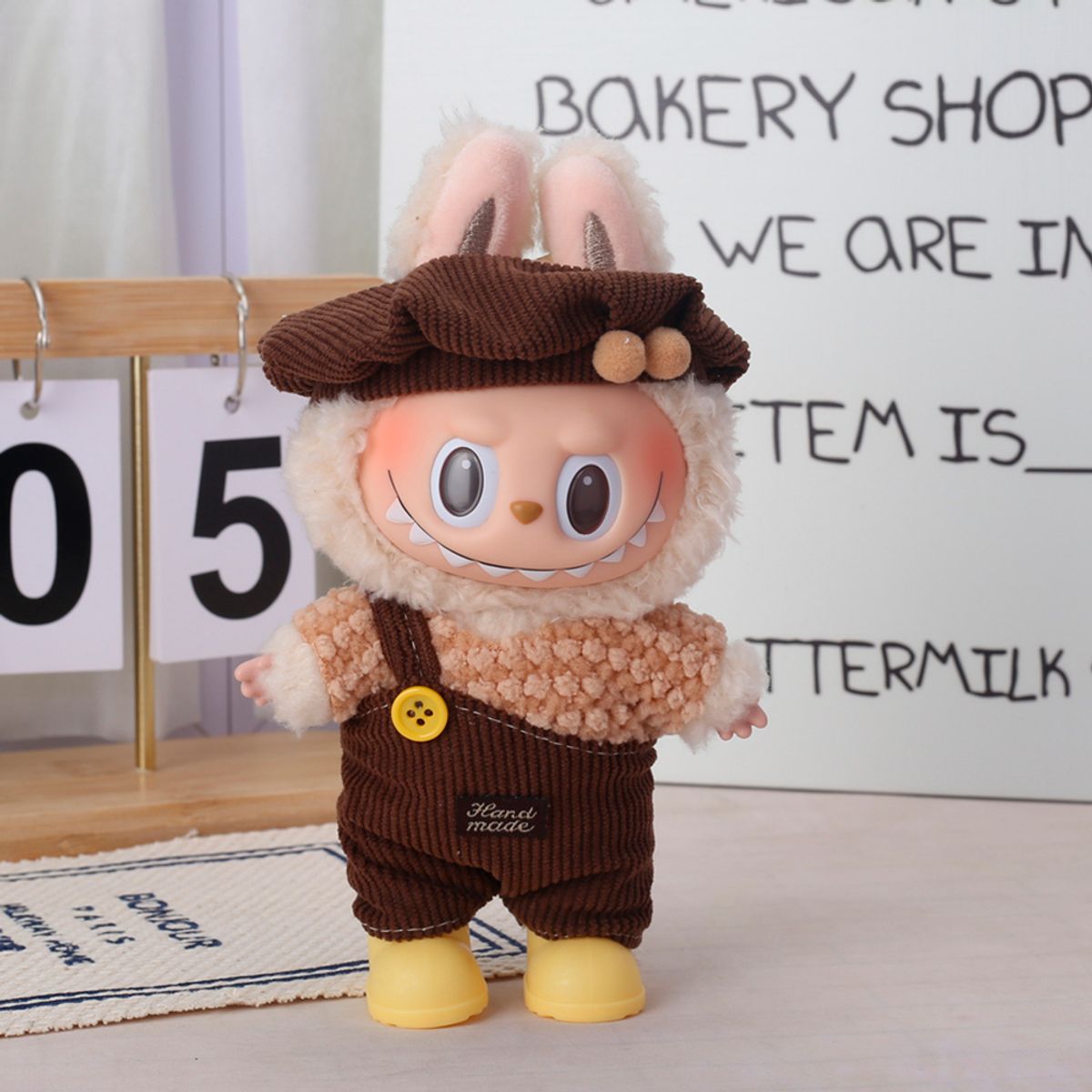 DISEÑO ORIGINAL - Ropa para Labubu Conjunto Overol Marron Polo beige y Boina