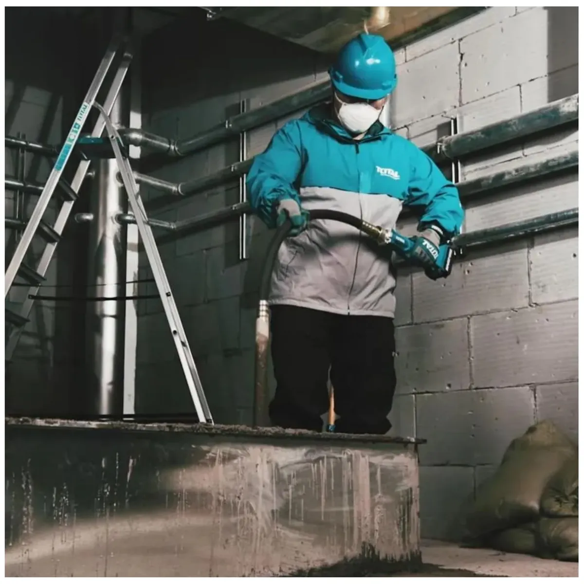 TOTAL TOOLS - Vibrador de concreto 20V, con 1 batería y cargador