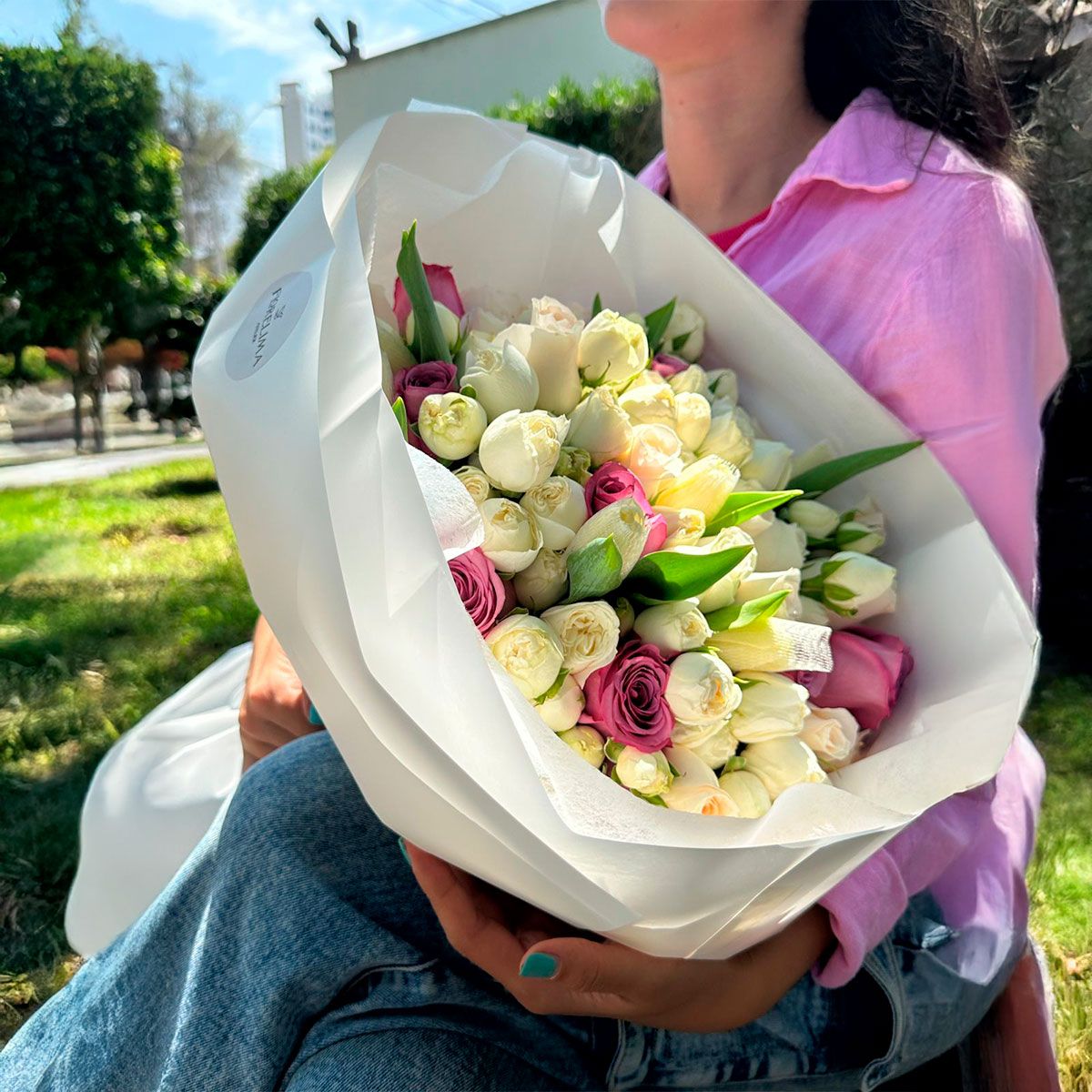 GENERICO - Ramo Buchón Preciosa 100 Flores: Rosas, Tulipanes y Peonias