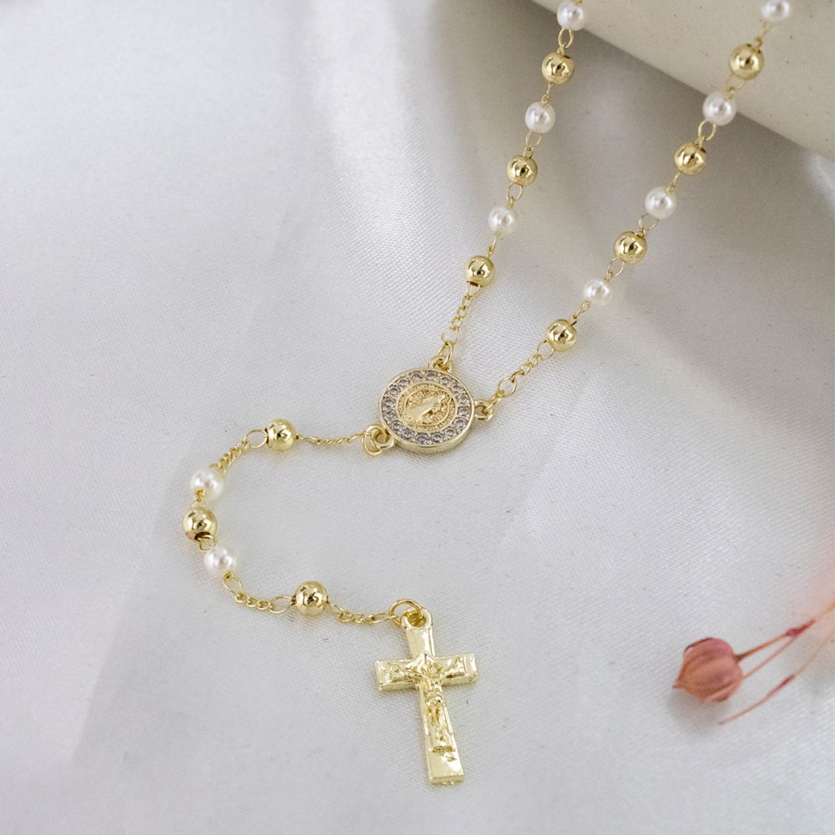 CLEO JOYAS & ACCESORIOS - Rosario Dorado Perlas con Baño de Oro