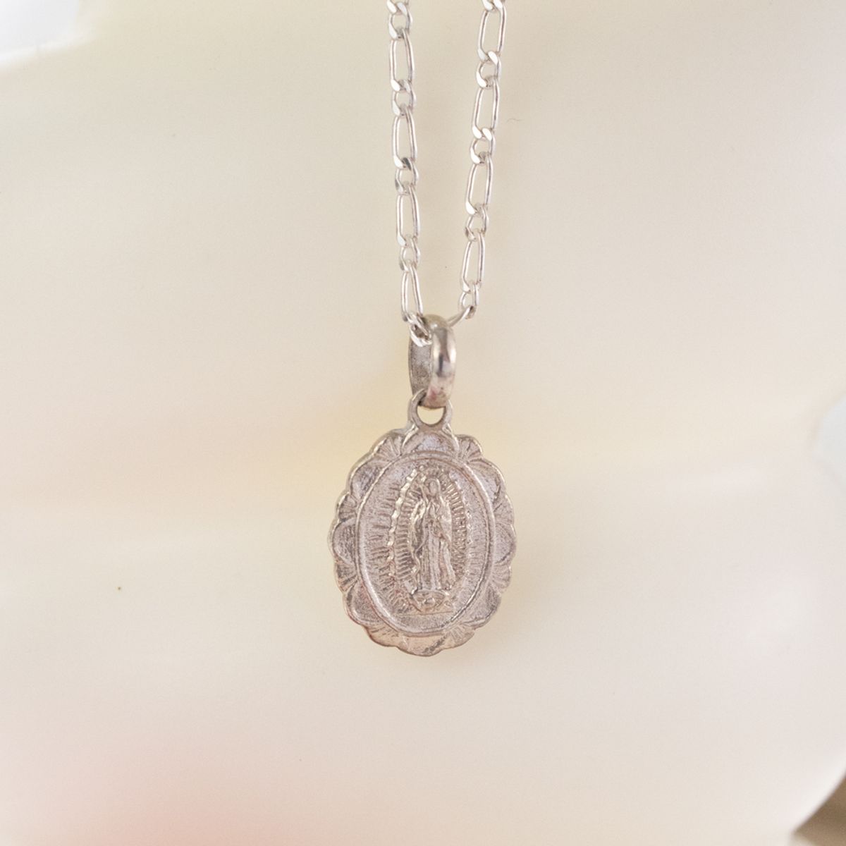 CLEO JOYAS & ACCESORIOS - Collar Virgen Guadalupe Plateado Plata