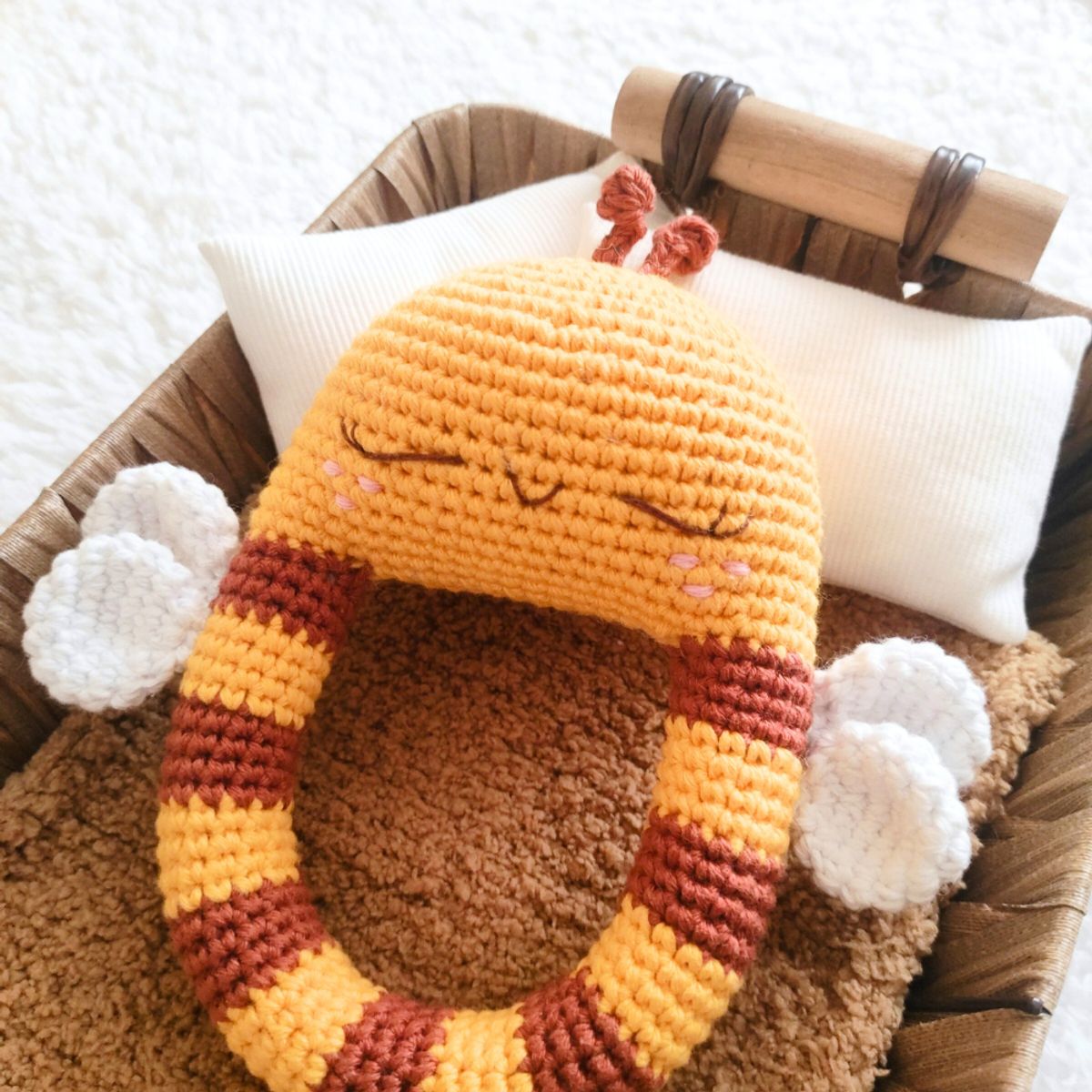 BE CRAFTY - Maxi Sonaja Abeja Dulce Vuelo Tejido Algodón Hipoalergénico