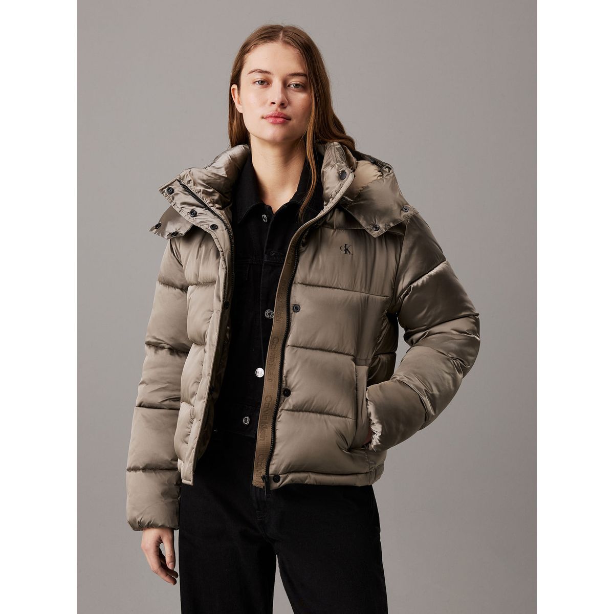 CALVIN KLEIN - CASACA SHINY MONOLOGO ND SHORT PUFFER