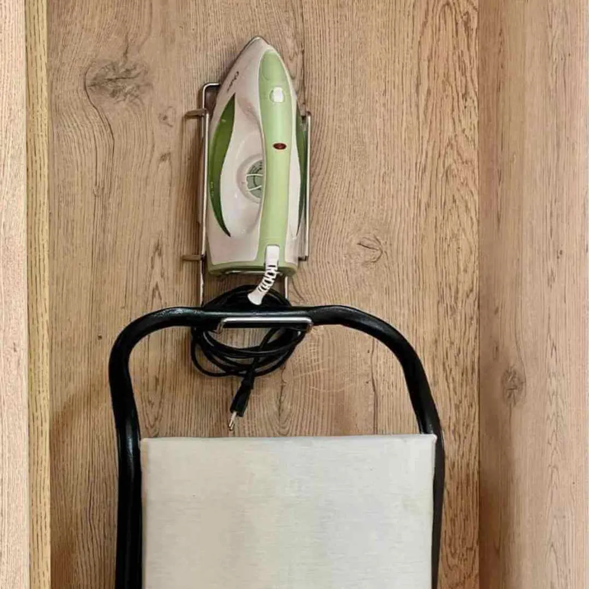 MAS CASA MOBILIARIO Y ACCESORIOS - Soporte para Plancha y Tabla de planchar Más Casa Perú