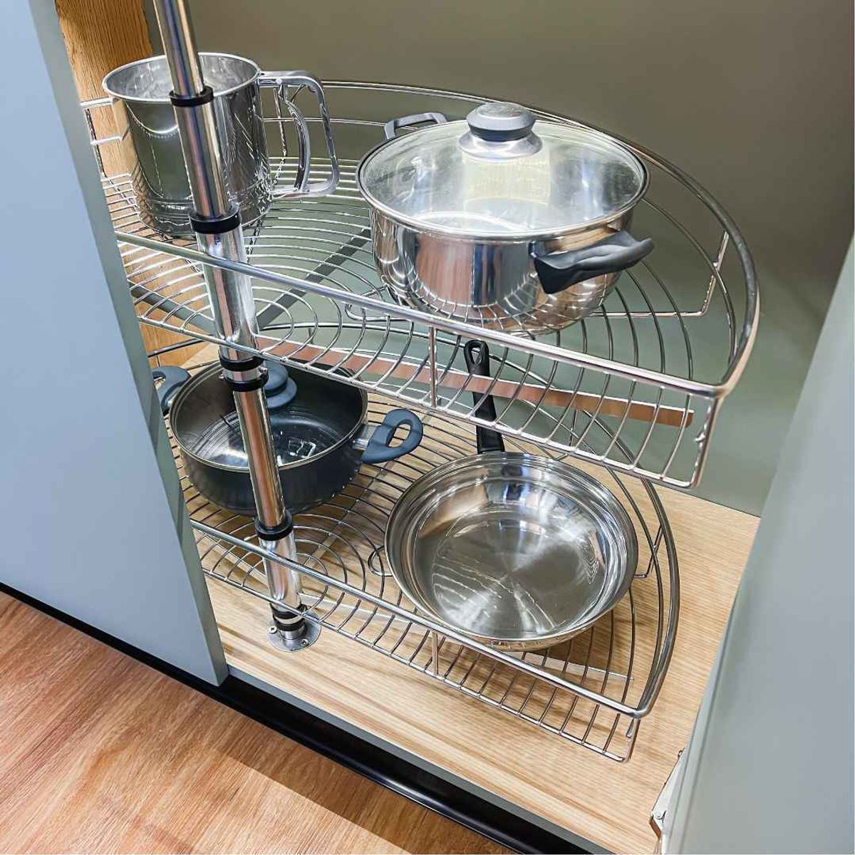 MAS CASA MOBILIARIO Y ACCESORIOS - Canasta giratoria cromada de 180° Más Casa Perú