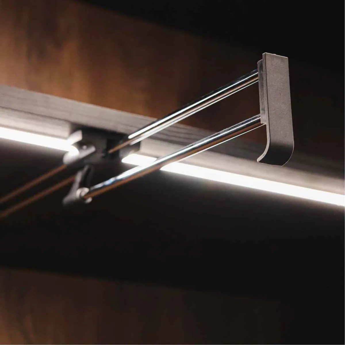 MAS CASA MOBILIARIO Y ACCESORIOS - Perchero frontal extraíble para ropero Más Casa Perú