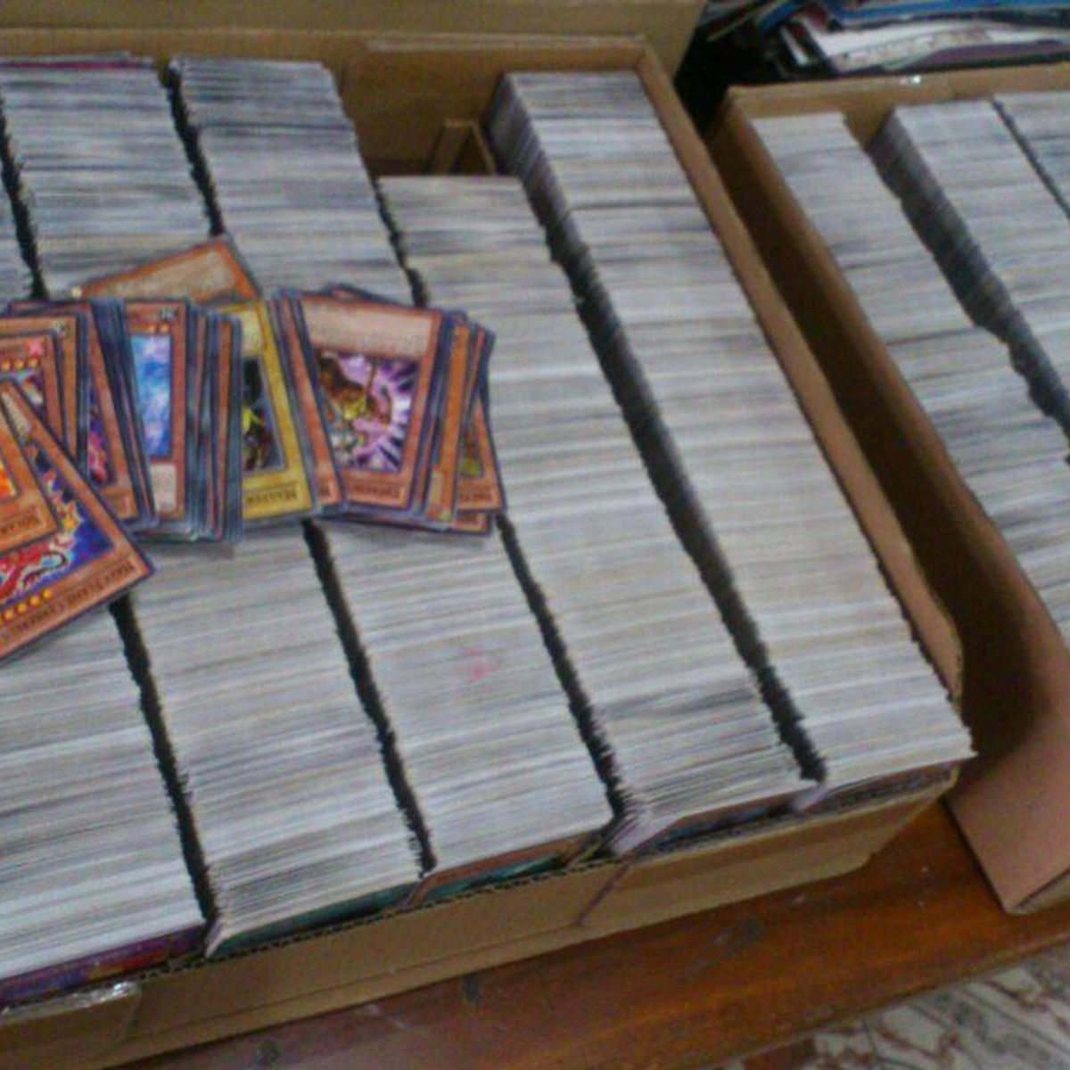 ORIGEN - OCASION YUGIOH LOTE 3000 CARTAS VARIADAS (INCLUYE LATA)
