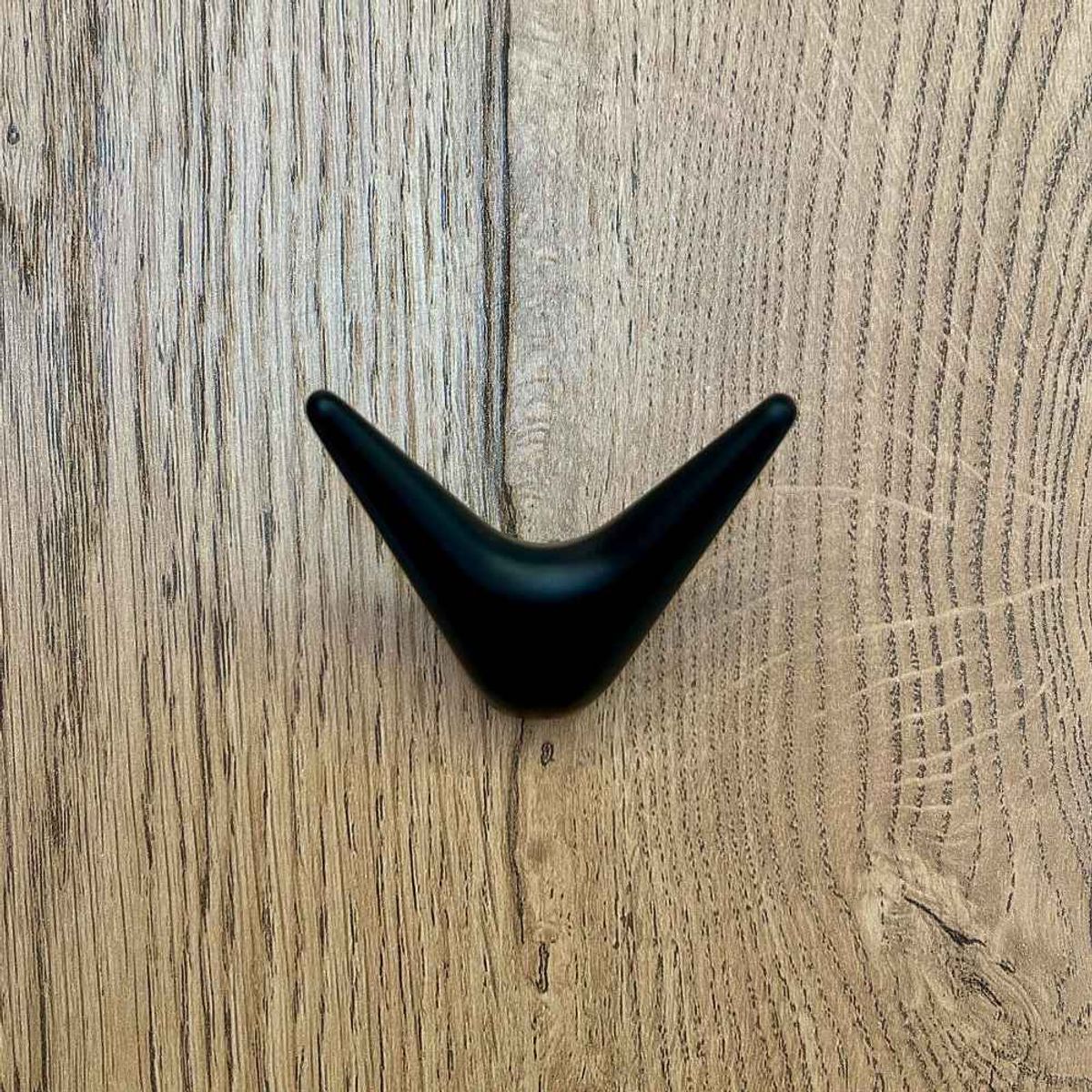 MAS CASA MOBILIARIO Y ACCESORIOS - Perchero en V con acabado mate Más Casa Perú