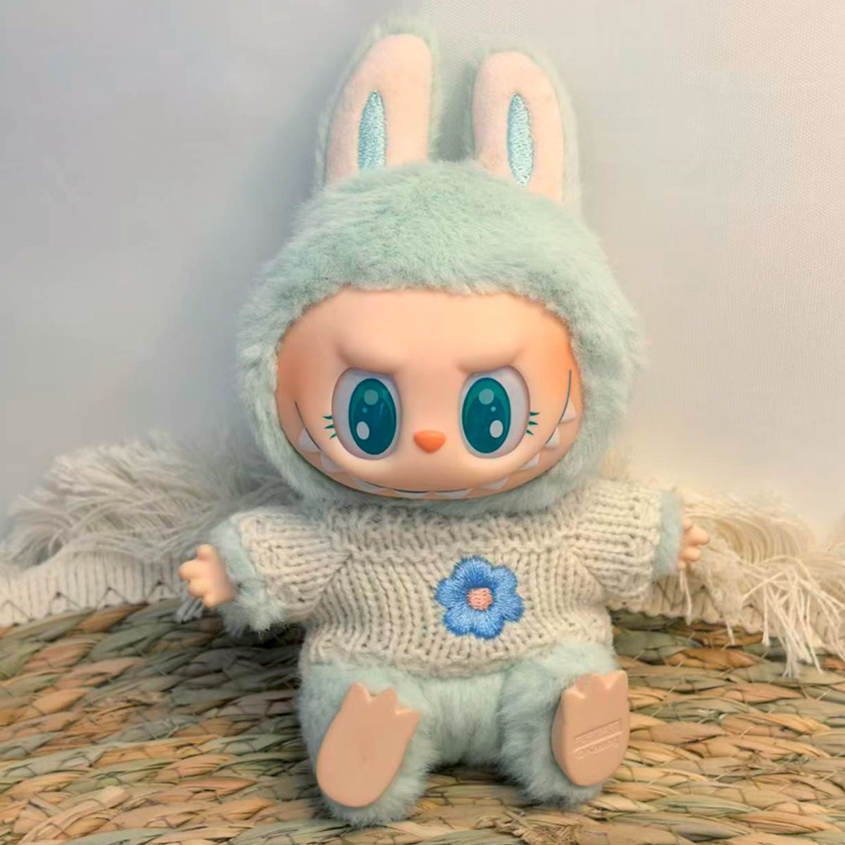 DISEÑO ORIGINAL - Ropa para Labubu Sueter Floral beige y Azul