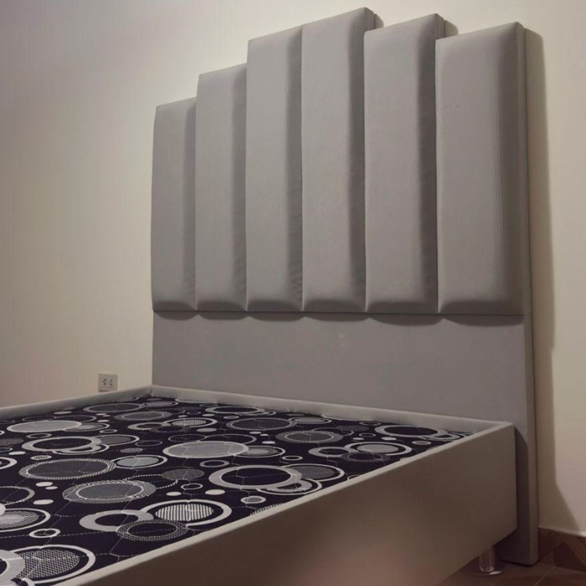 MUEBLES MACRUMO - Cama tapizada Premium Elisse Beige Queen + puff gratis
