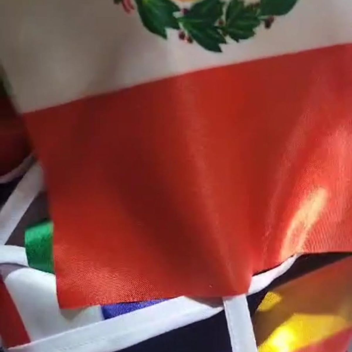 GENERICO - 2 metros de banderites de paises variados tela satinada