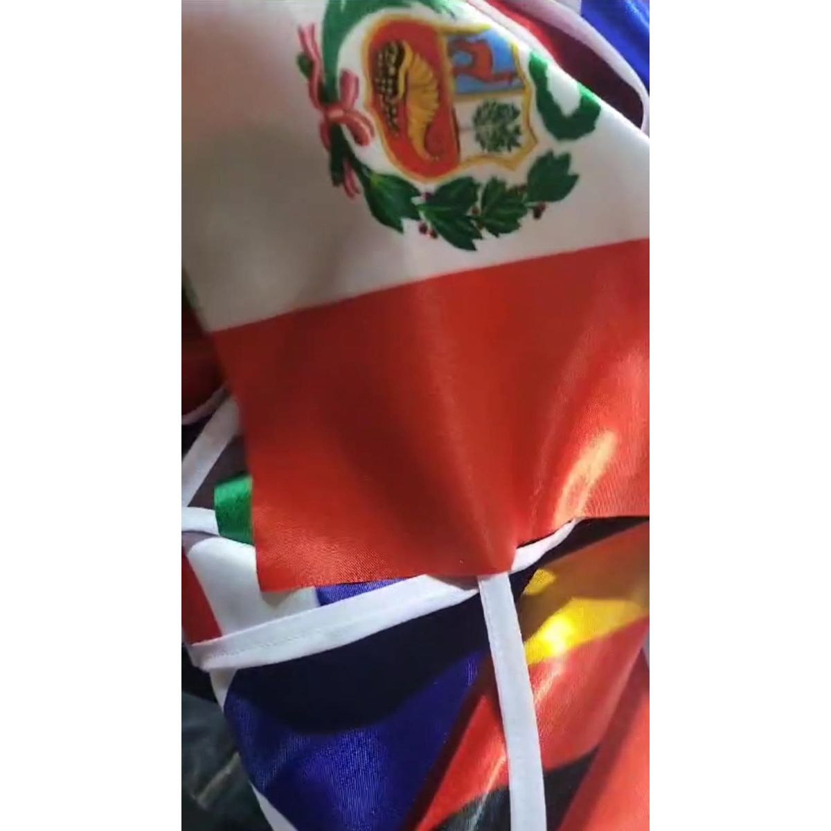 GENERICO - 2 metros de banderites de paises variados tela satinada