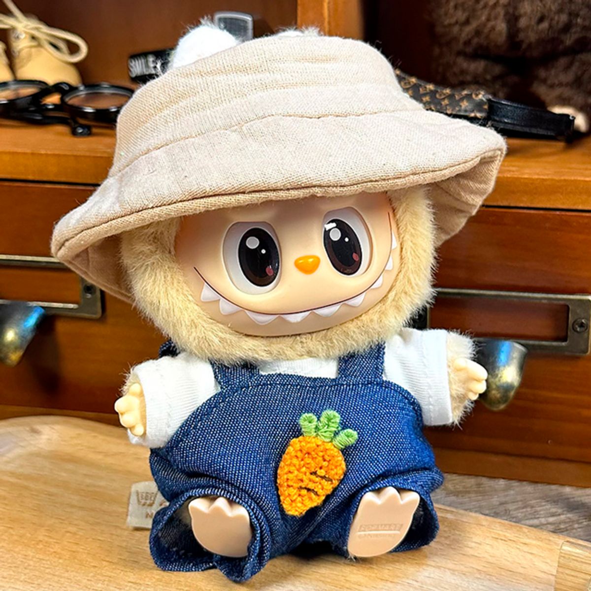 DISEÑO ORIGINAL - Ropa de Labubu Overol con Zanahoria y Sombrero Beige