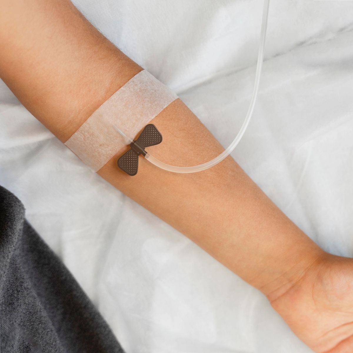 GENERICO - AGUJA SCALP VEIN ALITA MARIPOSA 22 G X 3/4" CAJA 100 UND