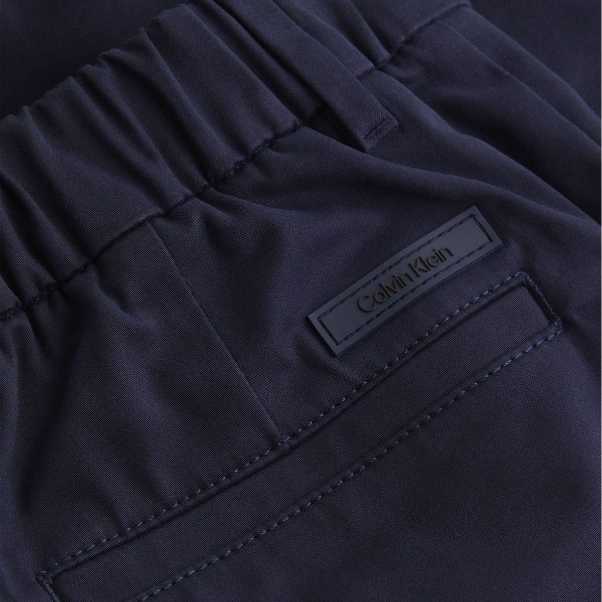 CALVIN KLEIN - PANTALON SATEEN STRETCH TAPERED