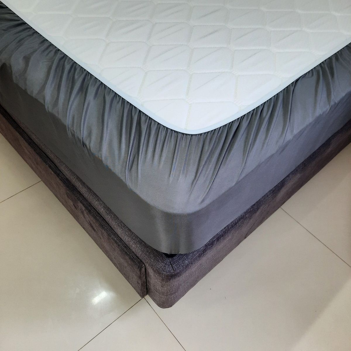 GENERICO - PROTECTOR DE COLCHON 2 PLAZAS ELASTICADO ACOLCHADO IMPERMEABLE GRIS PROMO