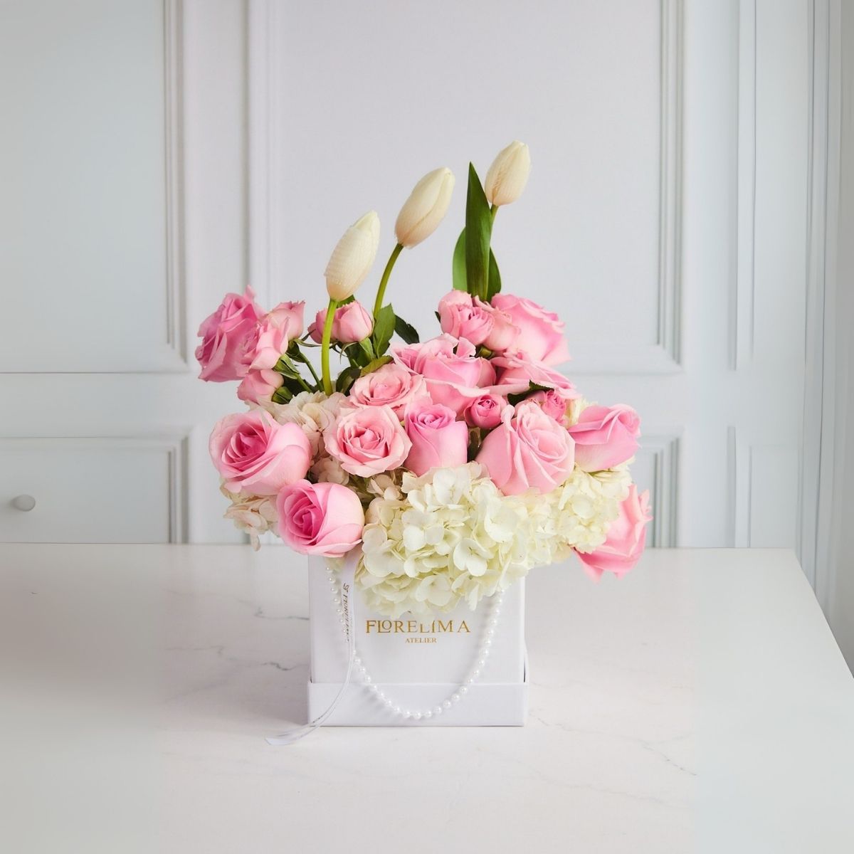 GENERICO - Box de  3 Tulipanes Blancos, Rosas y Hortensias