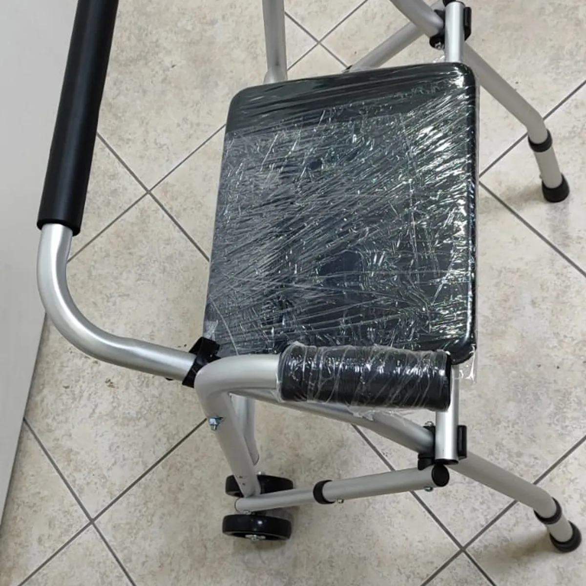 GENERICO - Andador para Adulto de Aluminio Con Asiento Color Plateado