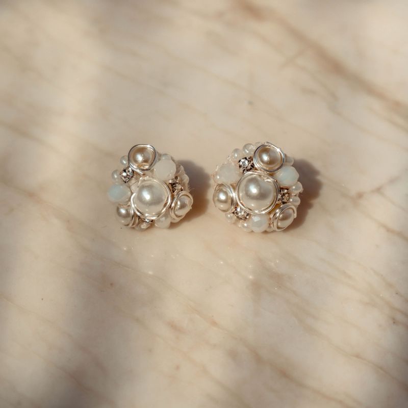 SAMANTHA PINTO HANDMADE ACCESSORIES - Aretes Dana Mini Blanco Plateado