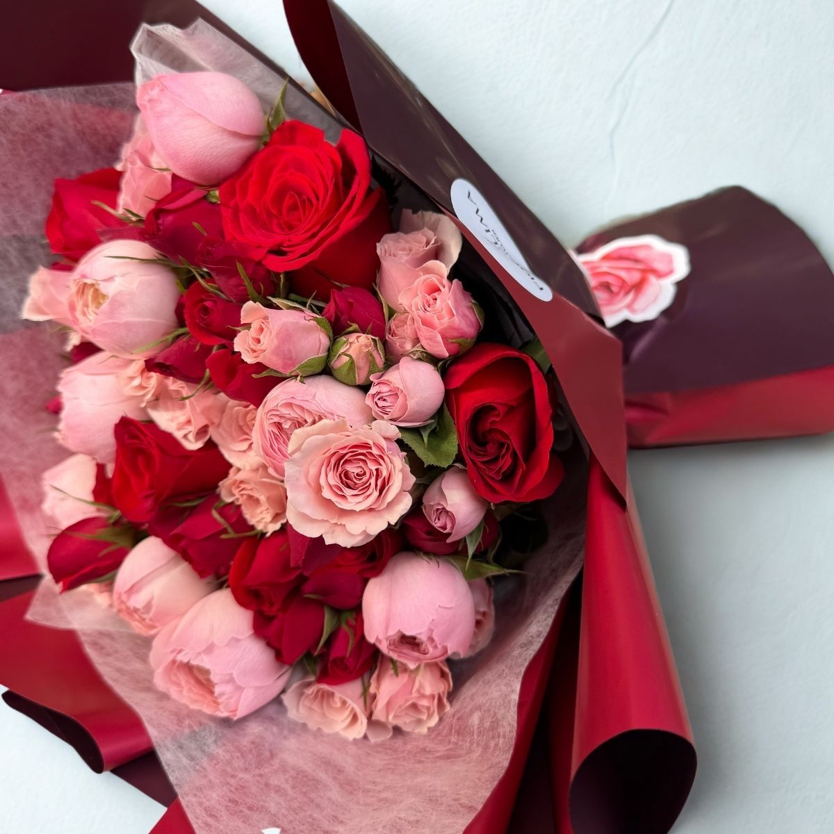 GENERICO - Ramo Valentina Peonias Rosadas Mini Rosas y Rosas Rojas