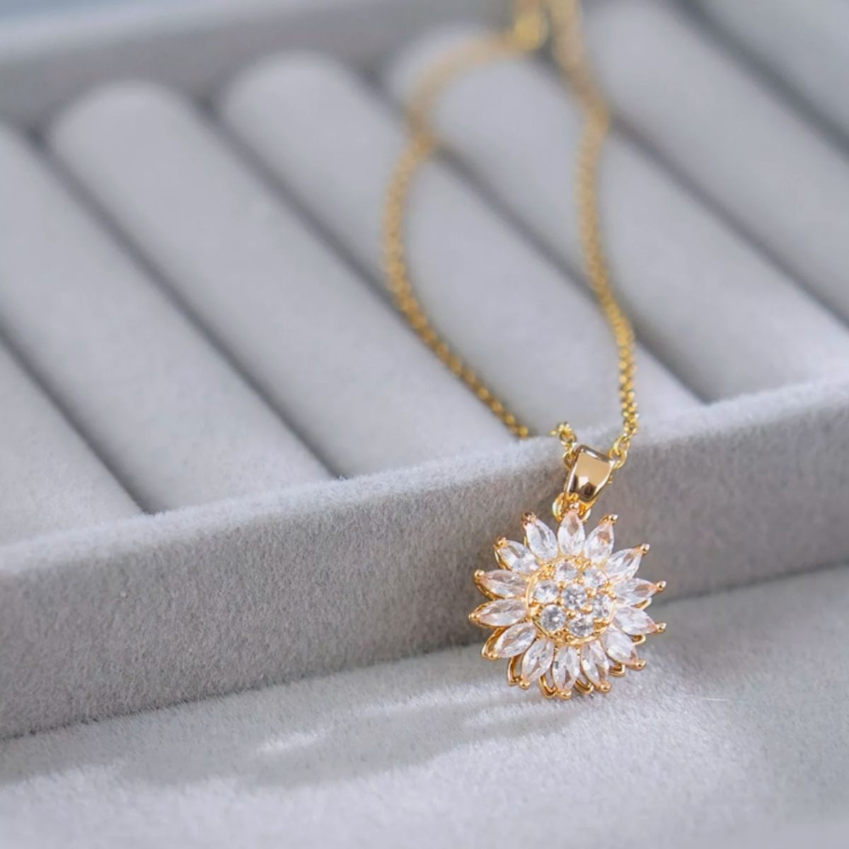 GENERICO - Collar dije de Girasol Antiestrés Giratorio Dorado