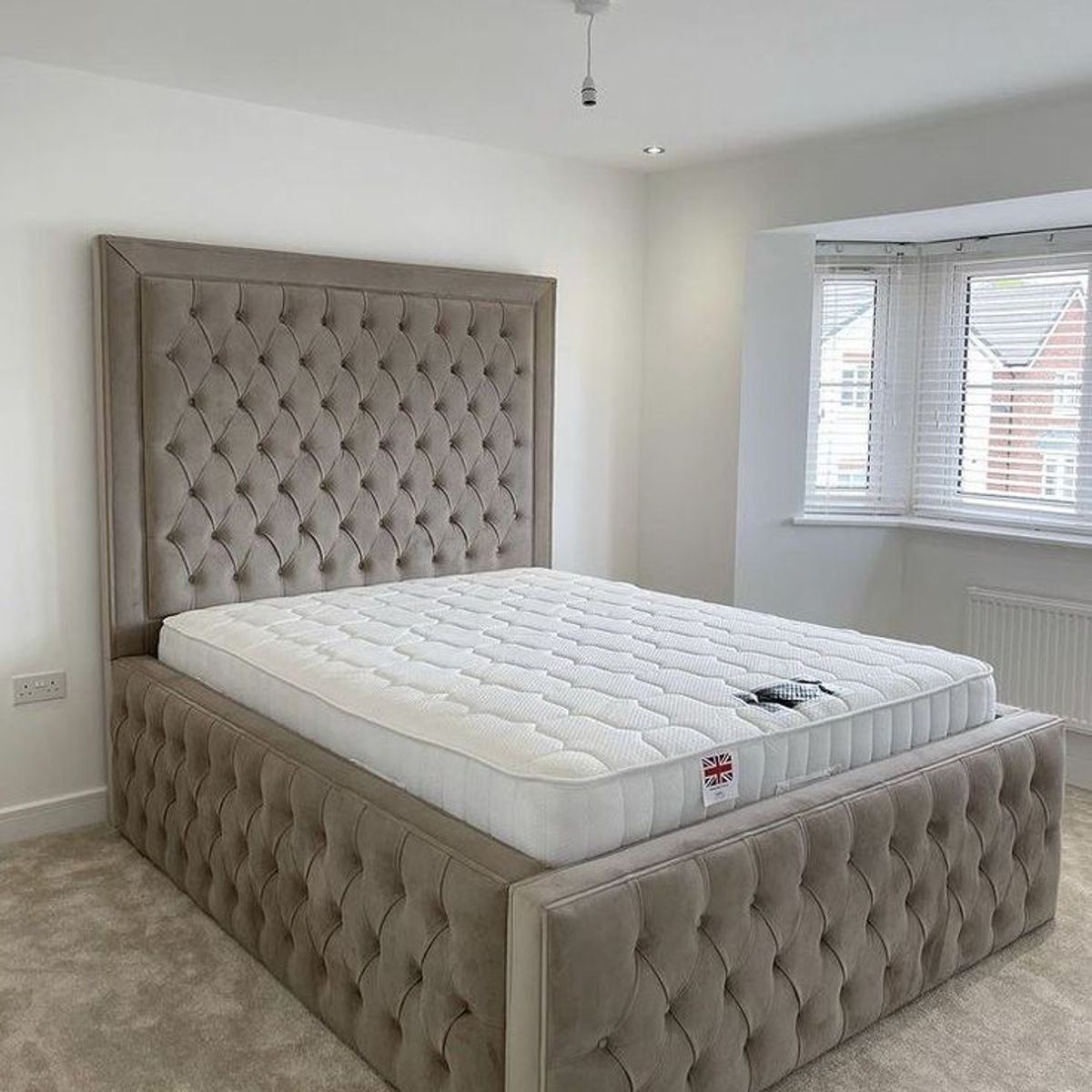 GENERICO - CAMA BOX TARIMA CAPITONE QUEEN ARENA