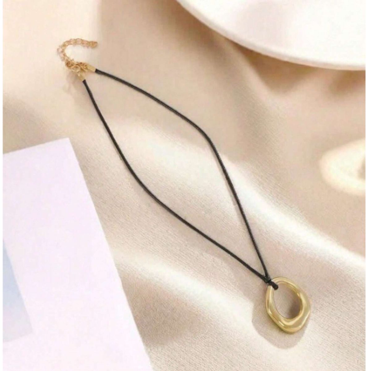 GENERICO - COLLAR CON DIJE ASIMETRICO DE CUERINA