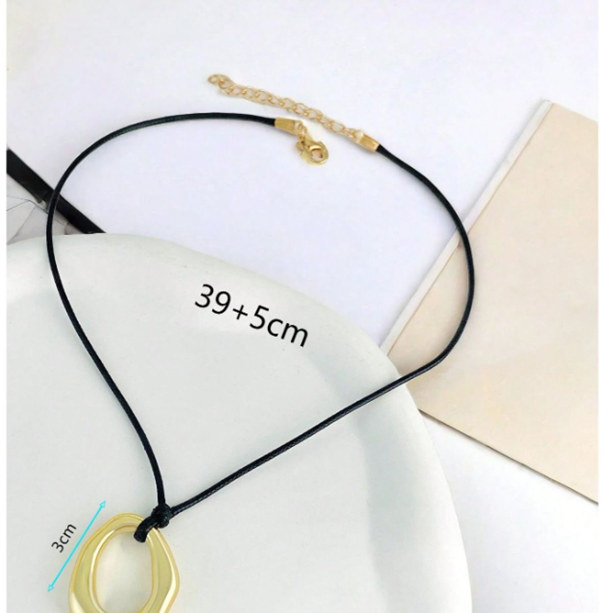 GENERICO - COLLAR CON DIJE ASIMETRICO DE CUERINA