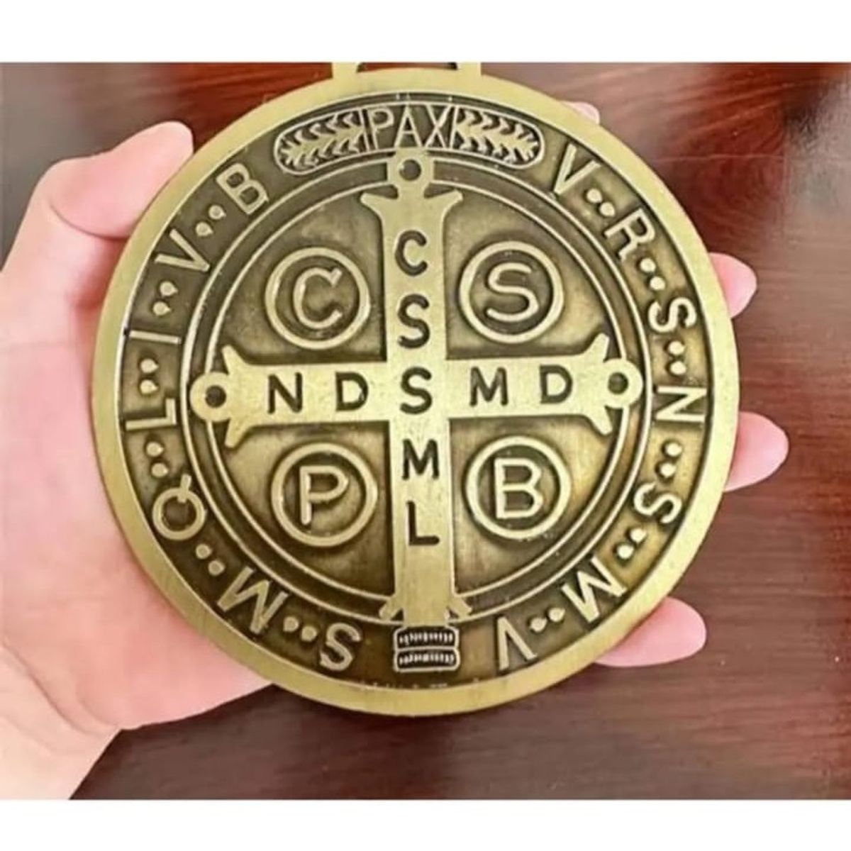 GENERICO - DIJE ADORNO DE SAN BENITO DORADO 9CM