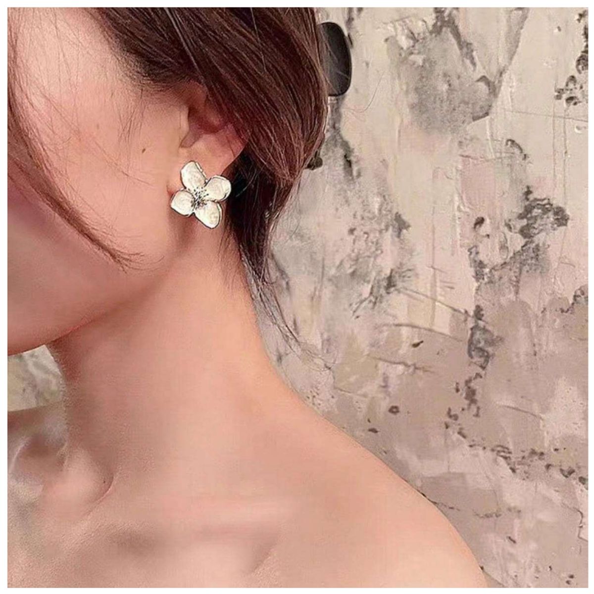 GENERICO - ARETES DE FLOR DE LOTO DORADO Y BLANCO