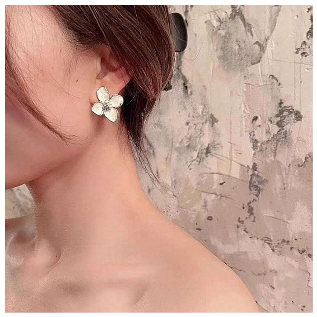 GENERICO - ARETES DE FLOR DE LOTO DORADO Y BLANCO