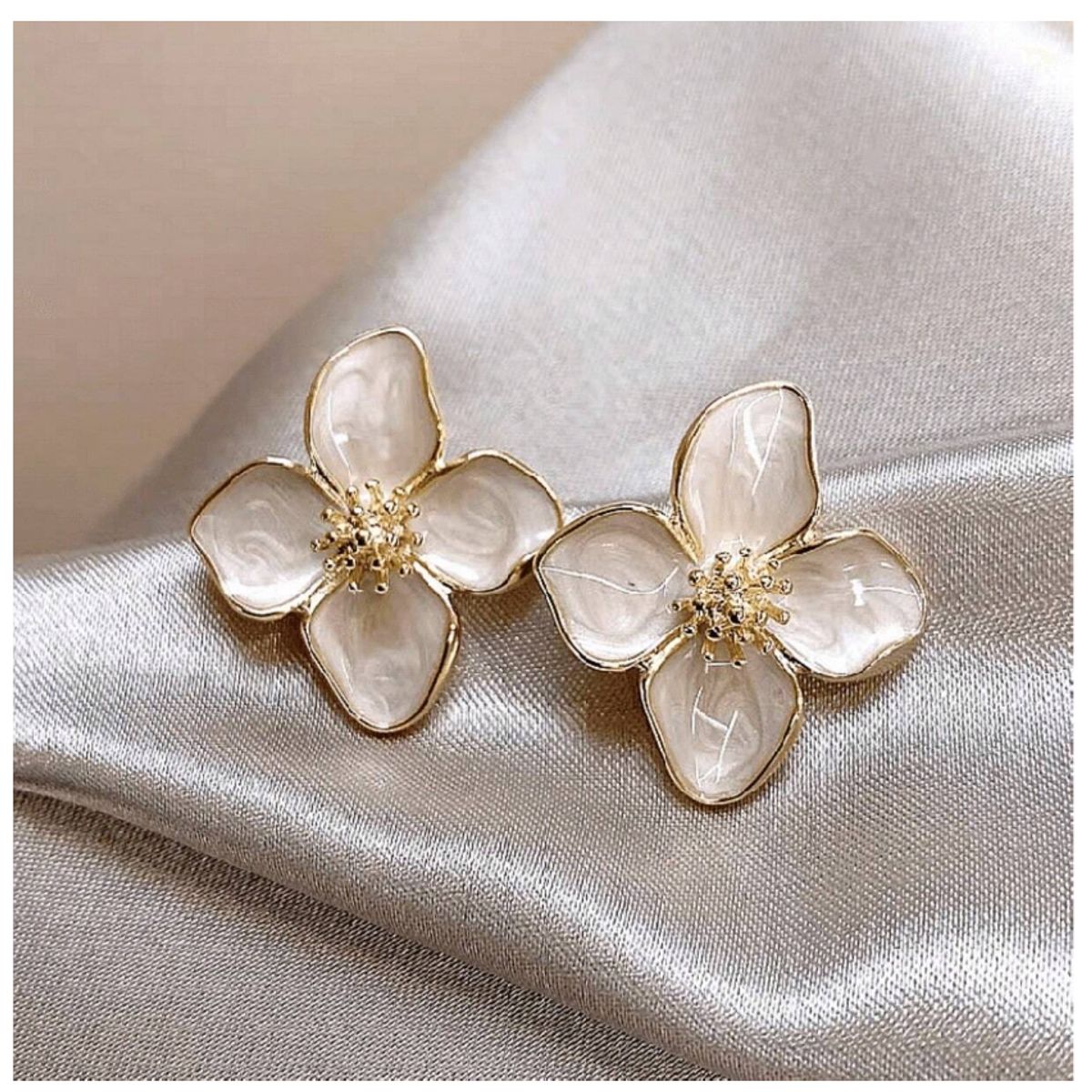 GENERICO - ARETES DE FLOR DE LOTO DORADO Y BLANCO