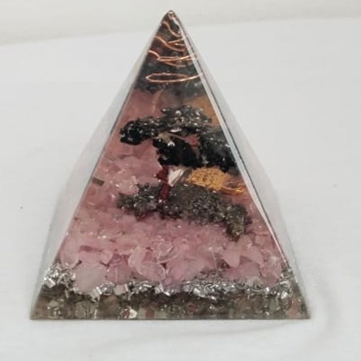 GENERICO - PIRAMIDE CUARZO ROSADO CON ARBOL TURMALINA