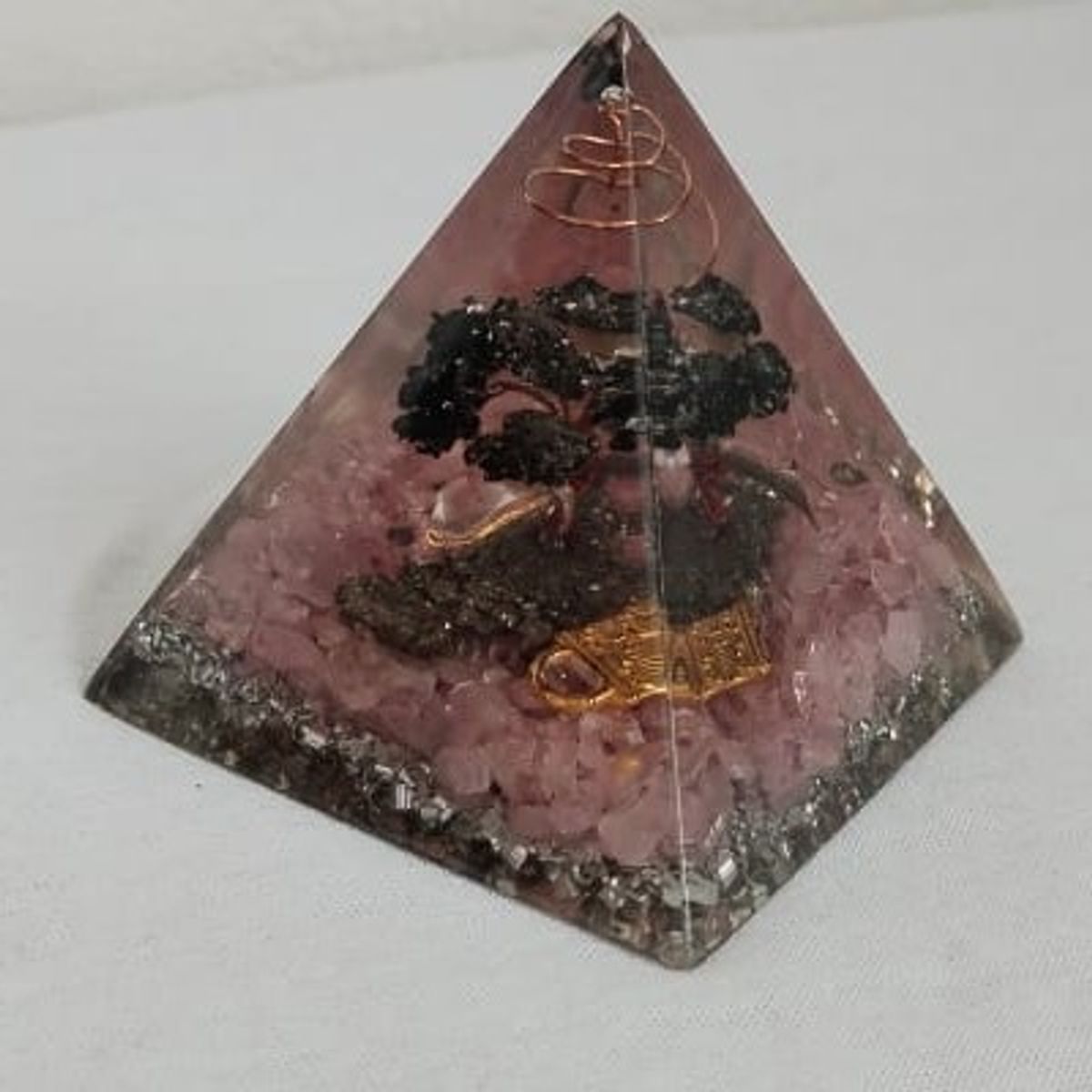GENERICO - PIRAMIDE CUARZO ROSADO CON ARBOL TURMALINA
