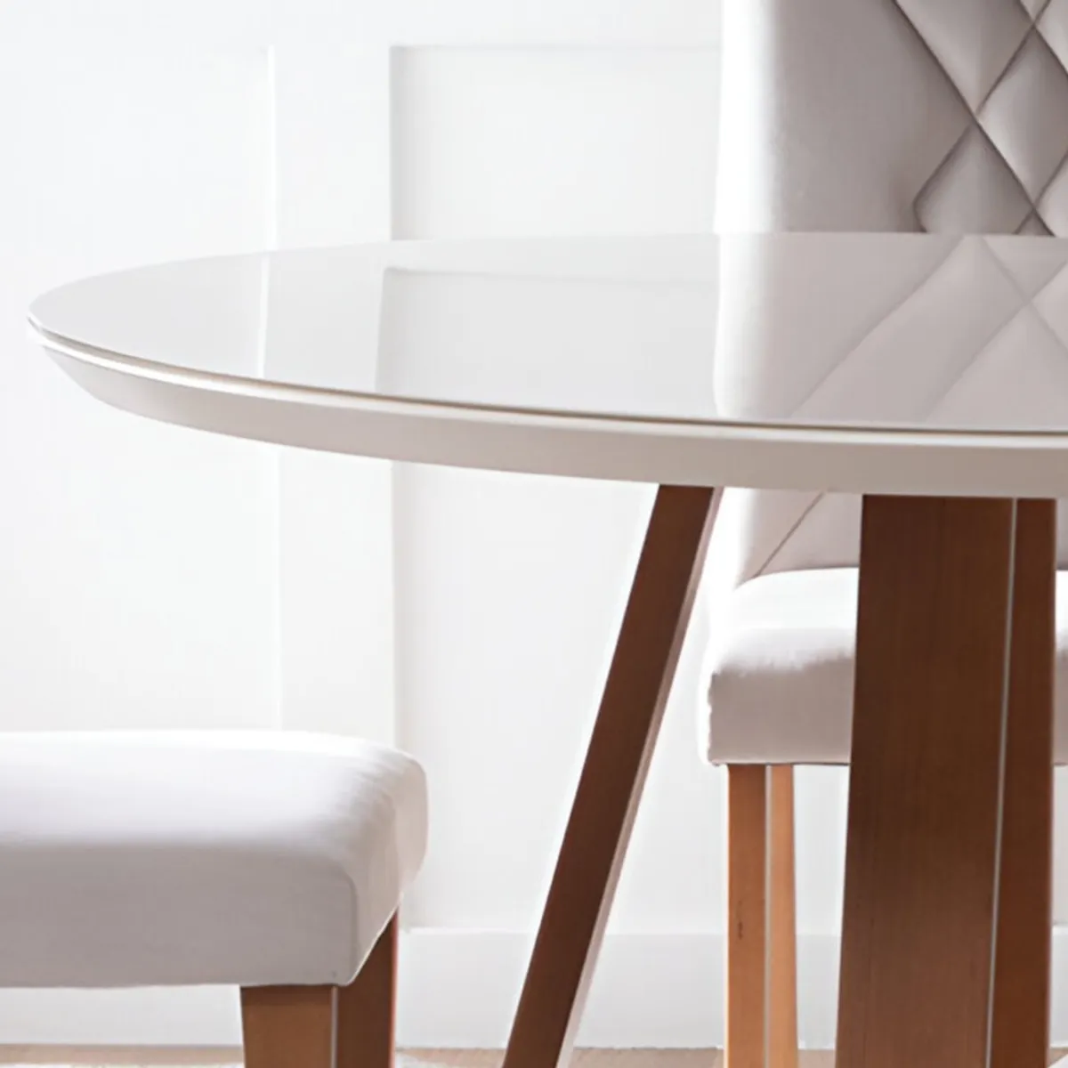 PAZART MUEBLES - COMEDOR 4 SILLAS 1.15 REDONDO MEGAN OFF WHITE & VIDRIO PATAS MADERA